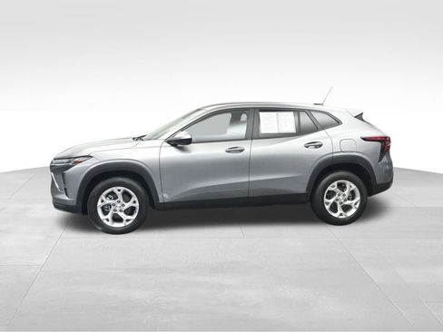 Used 2025 Chevrolet Trax LS w/ LS Convenience Package FWD image 2