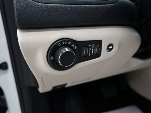 Used 2015 Chrysler 200 Limited w/ Convenience Group FWD image 25