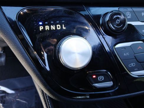 Used 2025 Chrysler Pacifica Limited image 25