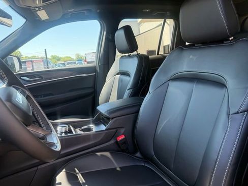 New 2026 Jeep Grand Cherokee Limited AWD/4WD image 8