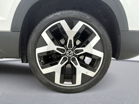 Used 2022 Volkswagen Taos SEL image 12