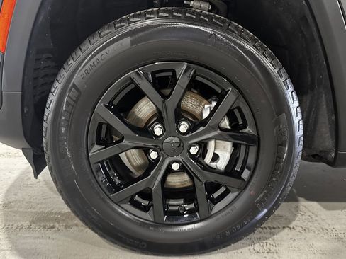 Used 2025 Jeep Grand Cherokee Altitude AWD/4WD image 8