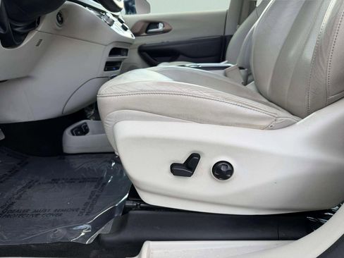 Used 2017 Chrysler Pacifica Touring-L Plus w/ Tire & Wheel Group image 12