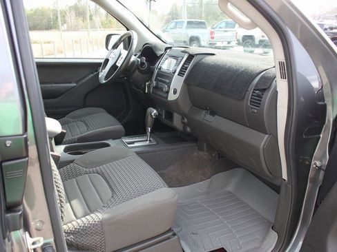 Used 2017 Nissan Frontier SV image 5