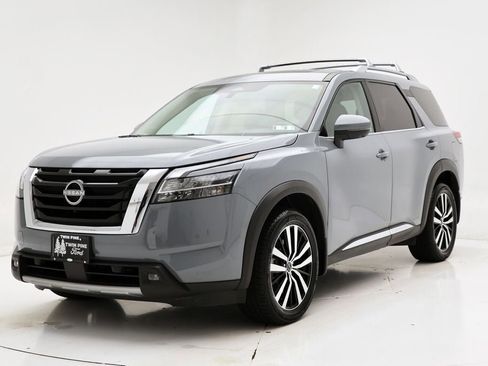 Used 2024 Nissan Pathfinder Platinum image 2