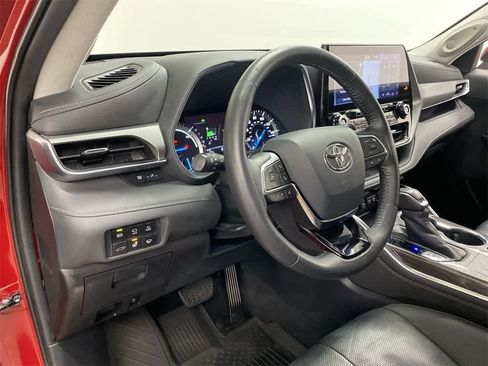 Used 2020 Toyota Highlander Platinum image 2