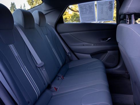 Used 2022 Hyundai Elantra SEL w/ Preferred Accessory Package image 13