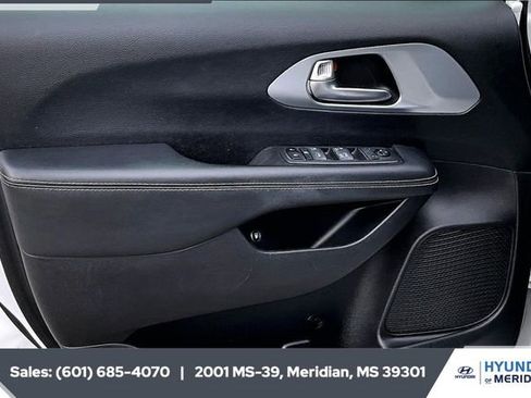 Used 2020 Chrysler Pacifica Touring-L w/ S Appearance Package image 16