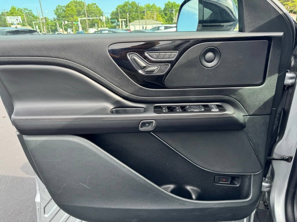 Used 2023 Lincoln Aviator Reserve AWD/4WD image 2