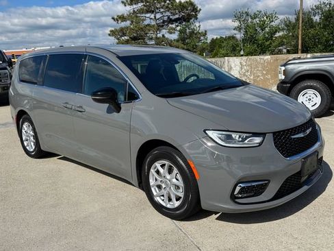 Used 2025 Chrysler Pacifica Select FWD image 6