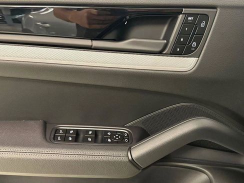 Certified 2025 Porsche Cayenne Coupe image 64