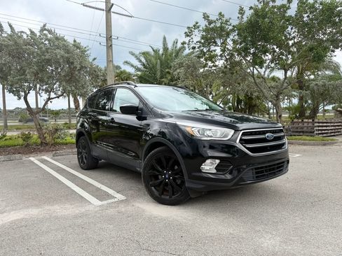 Used 2018 Ford Escape SE w/ SE Sport Appearance Package FWD image 1
