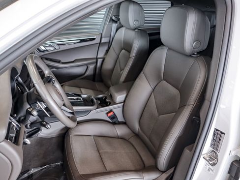 Certified 2024 Porsche Macan AWD/4WD image 5
