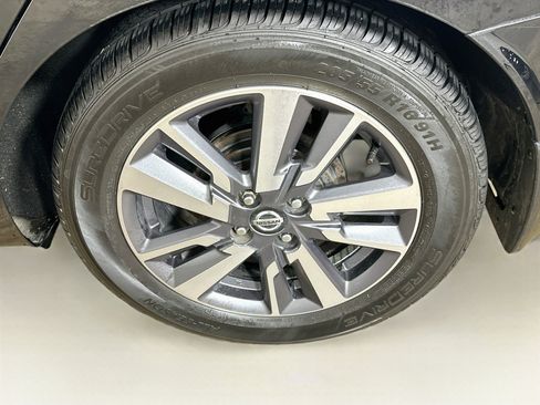 Used 2020 Nissan Versa SV FWD image 11