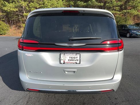 Used 2024 Chrysler Pacifica Touring-L image 6