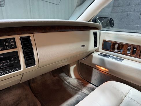 Used 1995 Cadillac Fleetwood Brougham RWD image 59