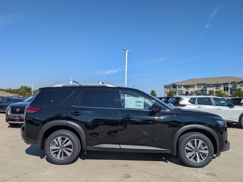 New 2025 Nissan Pathfinder SL image 3