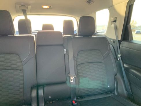 Used 2025 Nissan Pathfinder SV image 39