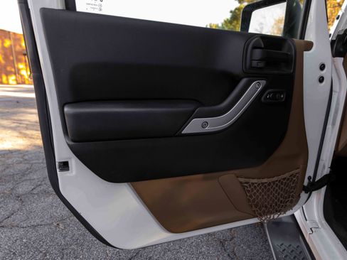 Used 2017 Jeep Wrangler Unlimited Sahara w/ Connectivity Group image 27