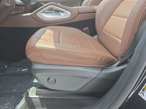 Used 2024 Mercedes-Benz GLS 450 4MATIC image 25