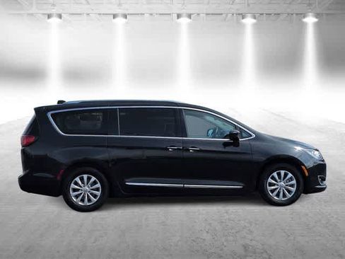 Used 2018 Chrysler Pacifica Touring-L Plus FWD image 9