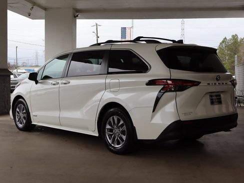 Used 2021 Toyota Sienna XLE image 3