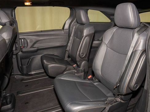 Used 2022 Toyota Sienna XLE Woodland Edition image 9