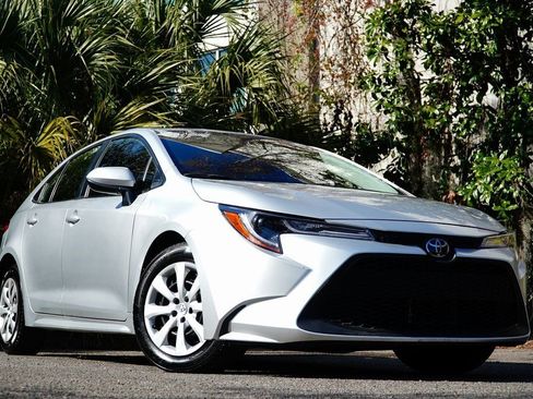Used 2021 Toyota Corolla LE image 2