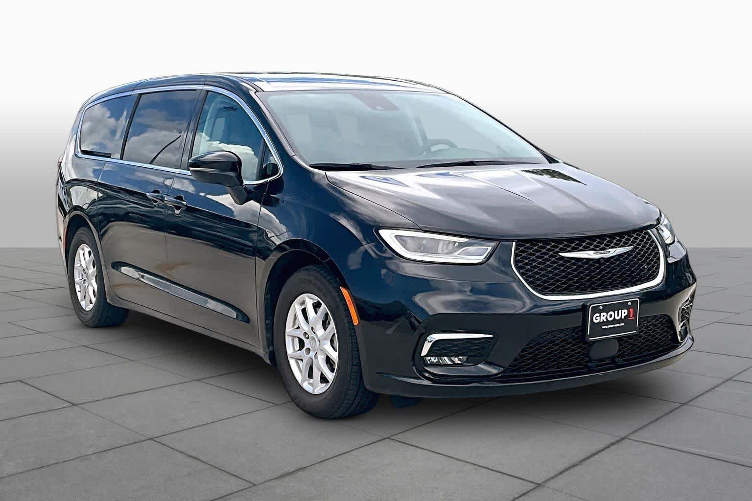 Used 2023 Chrysler Pacifica Touring-L FWD image 3