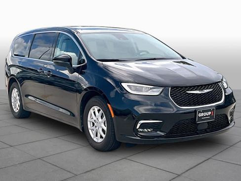 Used 2023 Chrysler Pacifica Touring-L FWD image 3