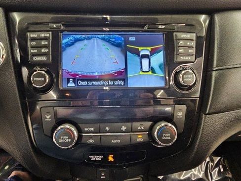 Used 2017 Nissan Rogue SV AWD/4WD image 18