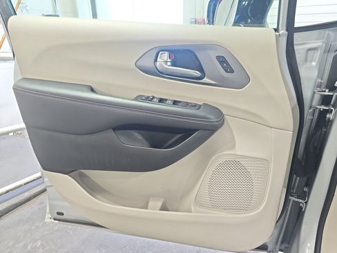 Used 2024 Chrysler Pacifica Touring-L image 23