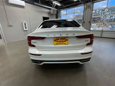 Used 2022 Volvo S60 B5 Momentum image 4