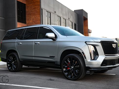 Used 2025 Cadillac Escalade V w/ LPO, ONYX Package AWD/4WD image 18