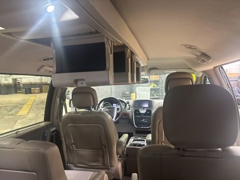 Used 2014 Chrysler Town & Country Touring image 11