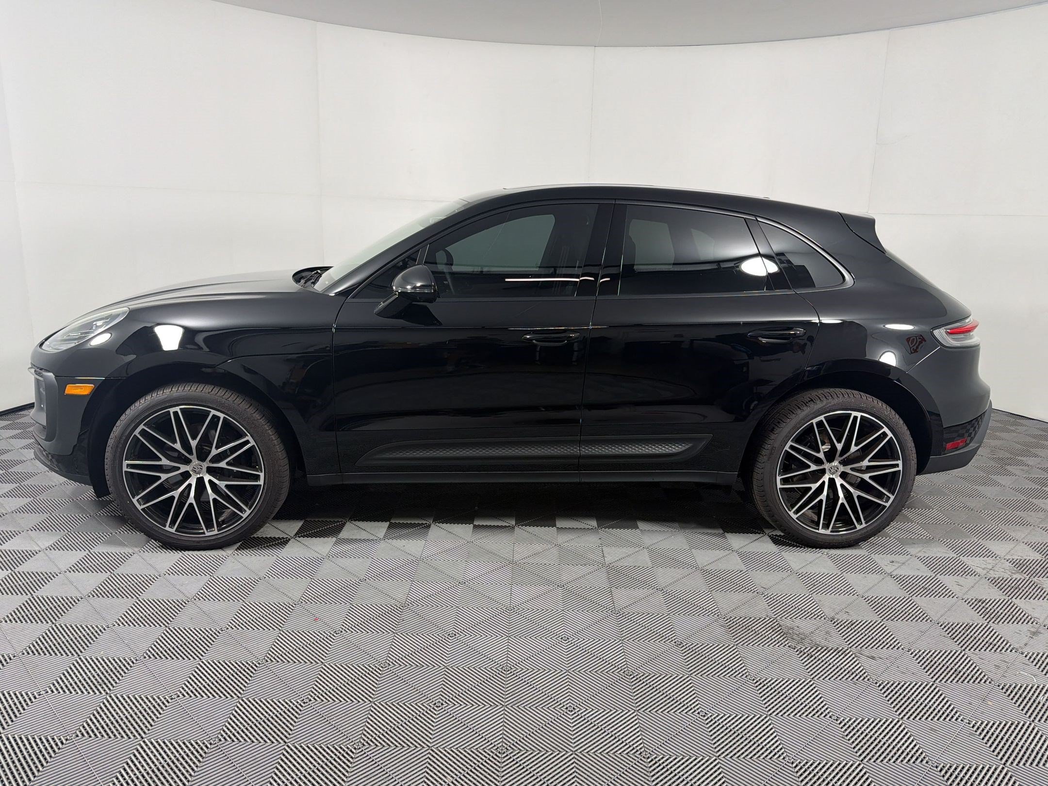 Certified 2026 Porsche Macan AWD/4WD image 2