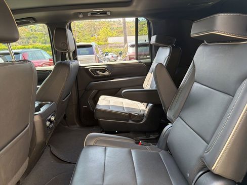 Certified 2023 GMC Yukon XL SLT w/ SLT Premium Package AWD/4WD image 6