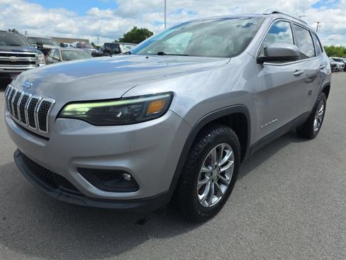 Used 2019 Jeep Cherokee Latitude Plus w/ Cold Weather Group AWD/4WD image 1