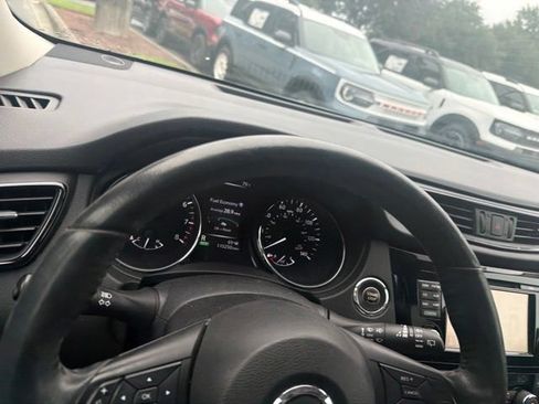 Used 2017 Nissan Rogue SV w/ SV Premium Package FWD image 25