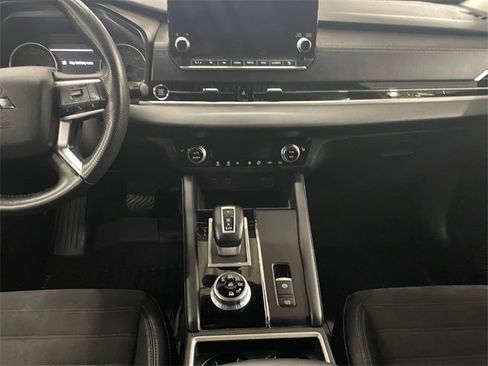 Used 2023 Mitsubishi Outlander SE image 11