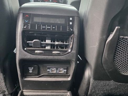 Used 2022 Jeep Grand Cherokee L Limited w/ Luxury Tech Group II image 17