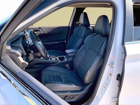 Used 2024 Mitsubishi Outlander SE Black Edition image 27