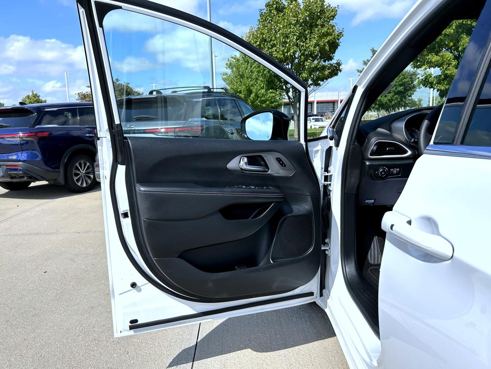 Used 2025 Chrysler Pacifica Select FWD image 9