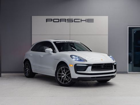 Used 2025 Porsche Macan image 9