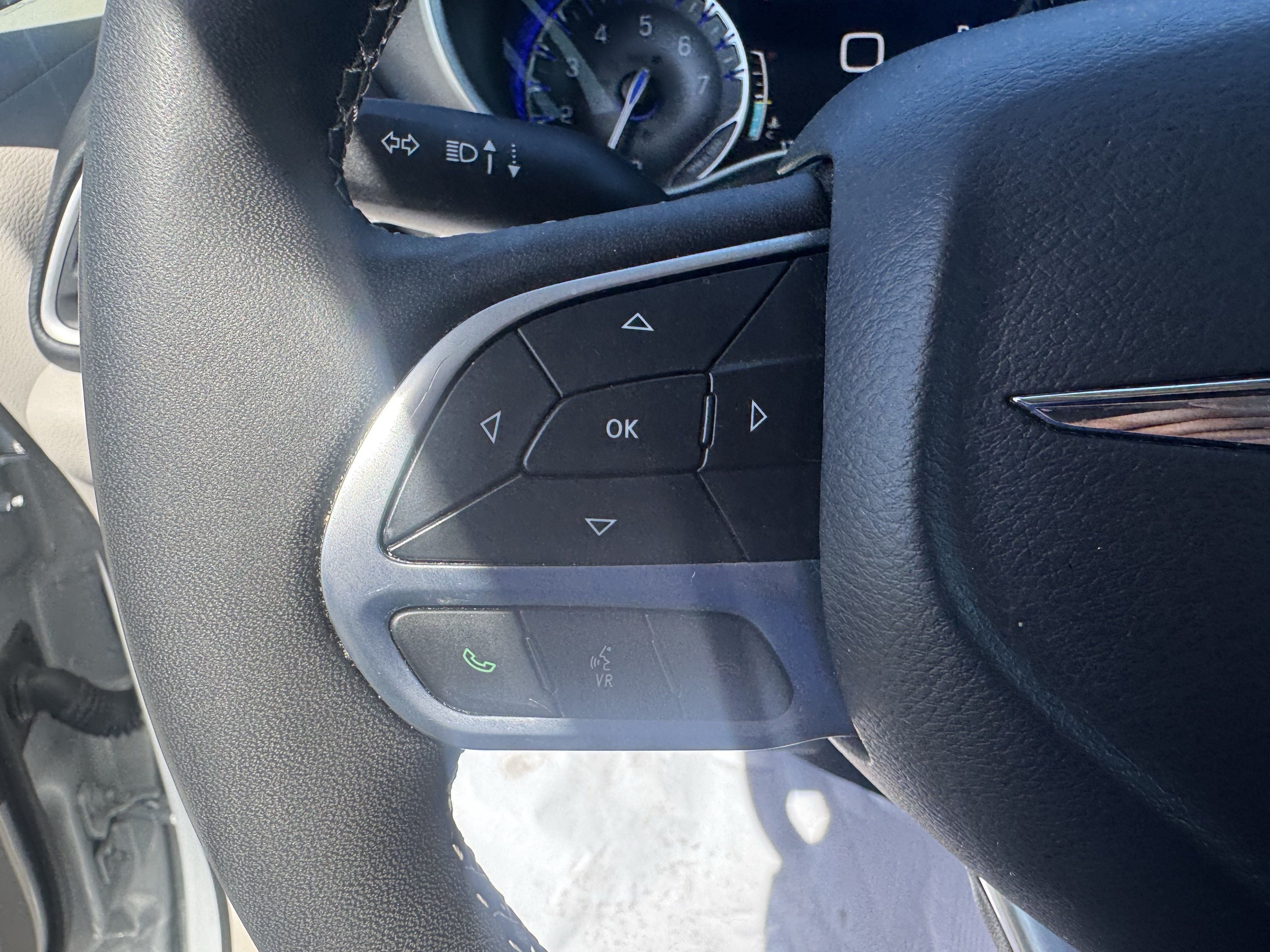 Used 2024 Chrysler Pacifica Touring-L FWD image 19