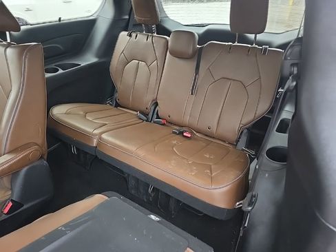 Used 2020 Chrysler Pacifica Limited w/ Advanced Safetytec Group FWD image 9
