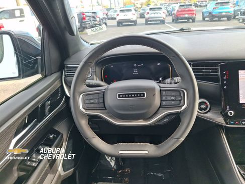 Used 2023 Jeep Wagoneer L Series II AWD/4WD image 10