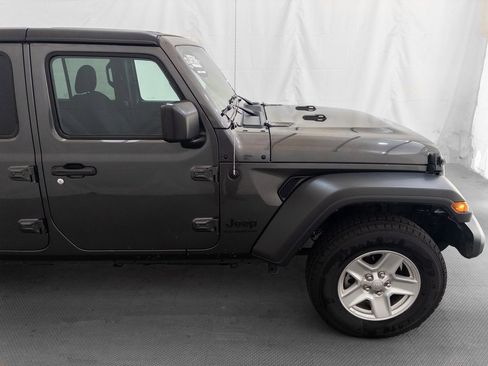 Used 2023 Jeep Gladiator Sport image 9