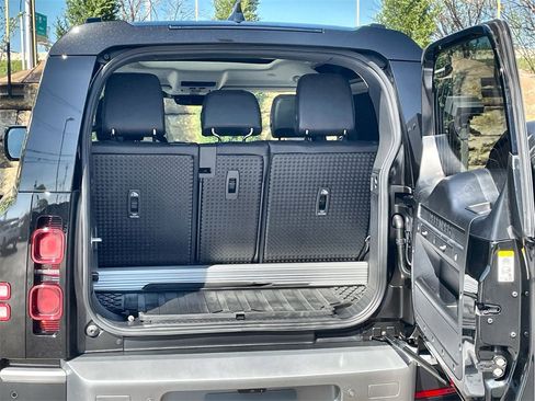 Certified 2023 Land Rover Defender 90 SE image 18