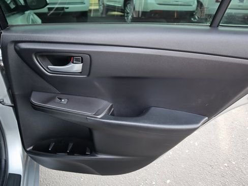 Used 2017 Toyota Camry SE image 18